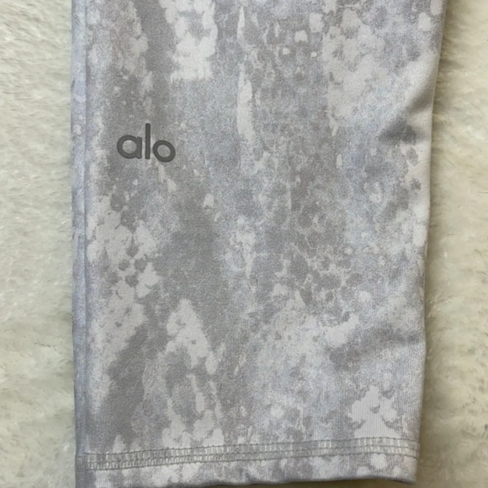 Alo Yoga Snakeskin Print 7/8 Legging Gray Size Small
